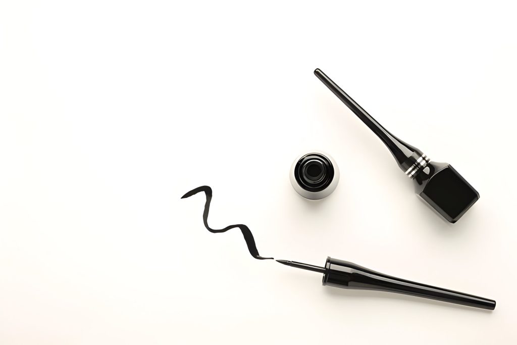 Additional features of eyeliners like built-in sharpeners and smudgers.